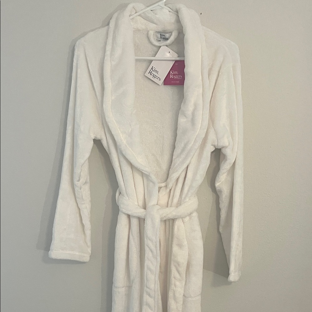 NWT Kim Rogers Plush Robe Size Small ivory/white
SOFT & COZY